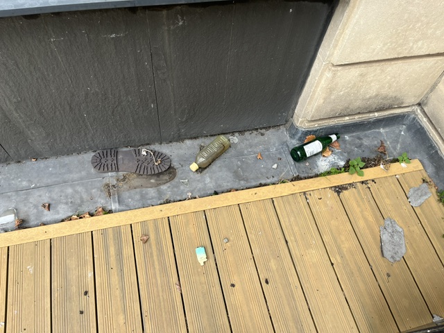 Exterior commercial search area inspected for discarded needles in central Bristol